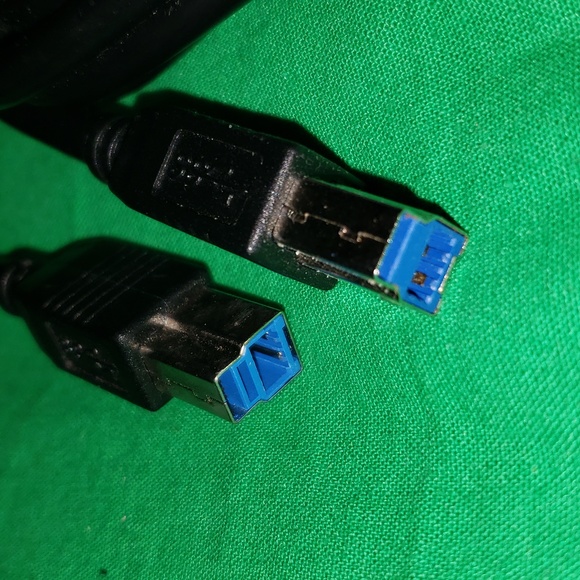 Plugable USB 3.0 Sharing Switch with Two USB 3.0 Cables - Picture 5 of 6
